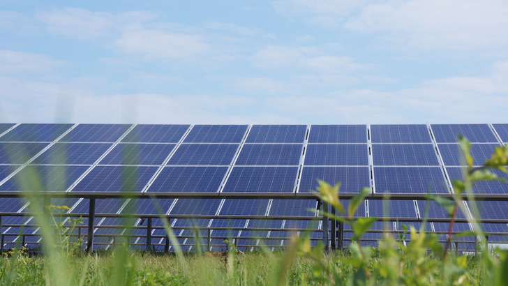Für den notwendigen Bau von Solarparks sind in Deutschland ausreichend Flächen vorhanden. - © Naturstrom
