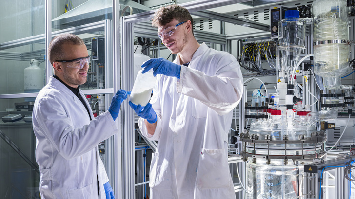 Litona-Gründer Sebastian Büchele zeigt eine Flasche des Energiespeichermaterials Preußisch Weiß für Natrium-Ionen-Batterien. - © KIT, Markus Breig
