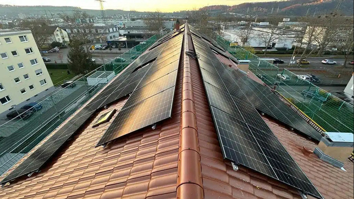 Auf das frisch sanierte Dach hat Einhundert die neue Solaranlage gebaut, die die Mieter versorgt. - © Einhundert Energie
