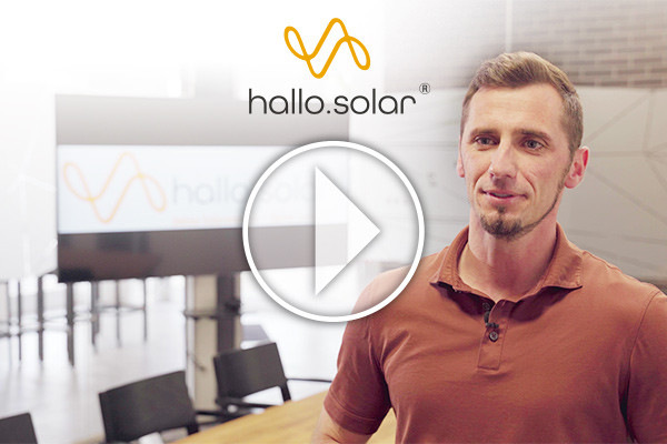 Geschäftsführer Viktor Wiebe erklärt, warum Hallo Solar bei den Kunden so erfolgreich ist. - © EWS
