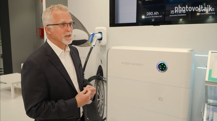 Rob Schwarzinger von Sigenergy erläutert das neue Speichersystem.