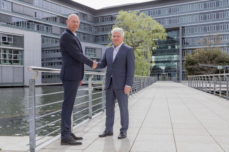 N-Ergie Vorstand Maik Render (links) mit Jürgen Voß, Finanzvorstand der Nürnberger Versicherung. - © N-Ergie
