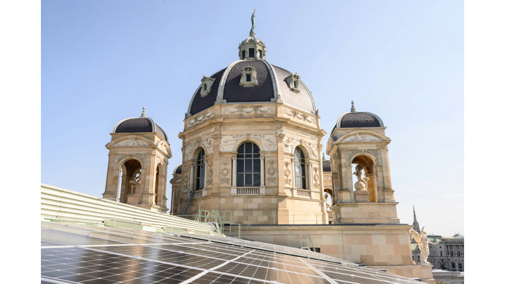 Geschichte trifft Moderne: Die neue Solaranlage auf dem Dach des Naturhistorischen Museums in Wien. - © Solarwatt
