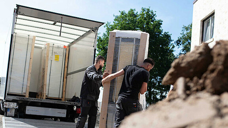 Wärmepumpen wiegen durchaus 100 Kilogramm oder mehr. - © Wingenroth Logistik
