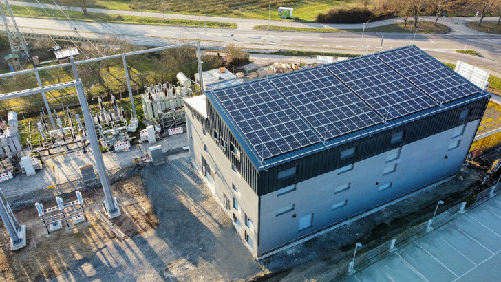  Geht also: Mit der großen Solaranlage deckt das Umspannwerk der ZEAG Energie den eigenen Strombedarf.