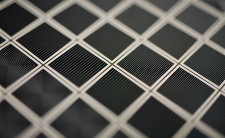  Nahaufnahme von mehreren ein Quadratzentimeter großen Laserleistungszellen mit unterschiedlichen Metallisierungsdesigns.