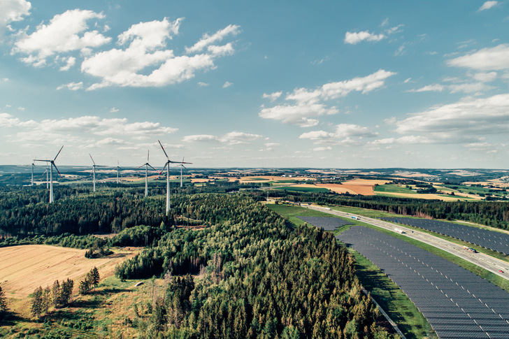 Synergien nutzen: Das Kombikraftwerk Berg-Espich 2 speist Solar- und Windstrom in einem Netzanschlusspunkt ein. - © BayWa r.e.
