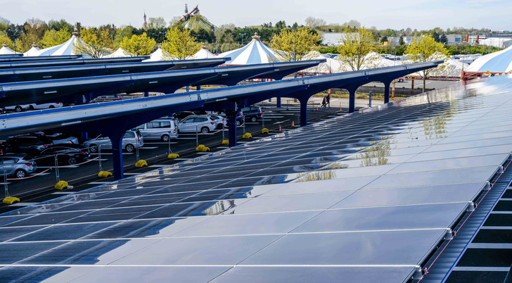 Auf 20 Hektar Parkplatzfläche wurden insgesamt 82.000 Solarmodule installiert. - © Disney
