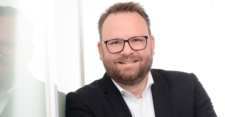 Bast﻿ian Meister
 ist Geschäftsführer des Bundesverbands innovativer Handwerker für erneuerbare Energien (BIHEE). Er ist gelernter Handelskaufmann. Von 2003 bis 2022 war er im Vertrieb von Velux Deutschland tätig, danach bei den Dachziegelwerken Nelskamp. Seit November 2023 führt er den BIHEE. - © Foto: BIHEE
