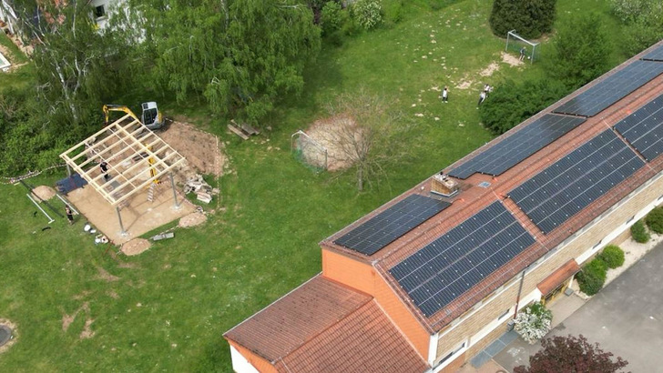  Solare Überdachungen bieten Klassenzimmer im Freien.