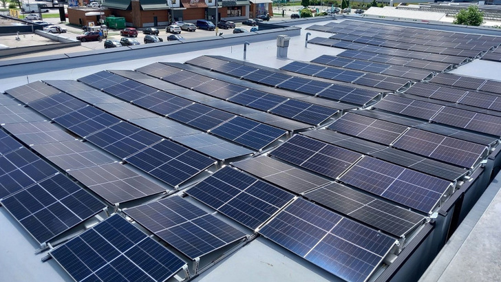  Die Solaranlage auf dem Dach des Cineplexx in Villach liefert nur einen Teil des Sonnenstroms. Hier nutzt der Kinobetreiber auch die Fassade.
