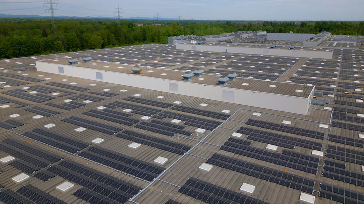  Die neue Solardachanlage bei Mercedes-Benz in Rastatt.