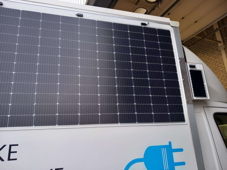  Die Sensoren zur Erfassung der Sonneneinstrahlung sind seitlich und auf dem Dach platziert.