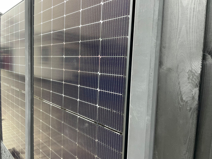  Das ASWS-Modul besteht aus zwei Glasscheiben, die durch eine Folie getrennt sind, vergleichbar mit einer Verbundglas-Frontscheibe im Auto.