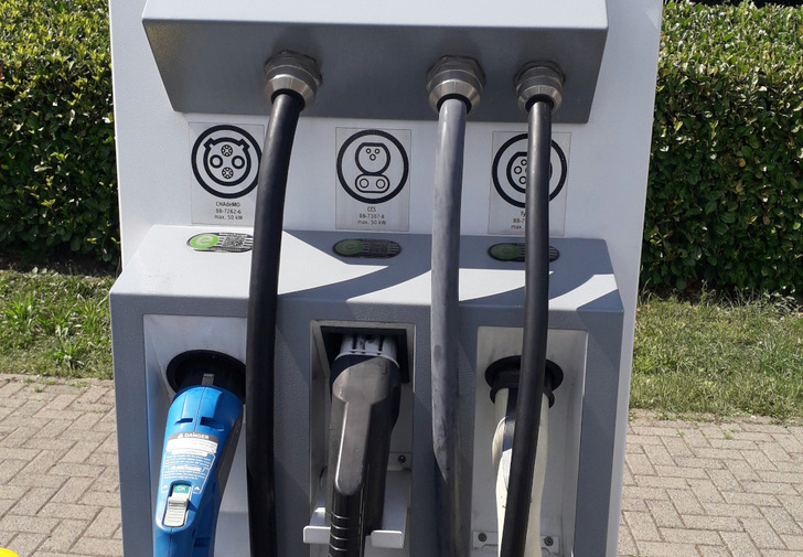  Der rasche Zubau von Ladesäulen fordert die Netze heraus.