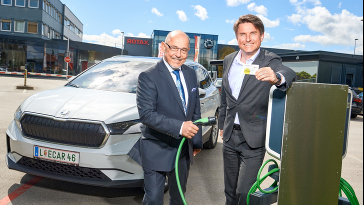  Peter Oelsinger von Rotax und Alexander Marchner von Energie AG nehmen die Ladesäulen in Gunskirchen in Betrieb