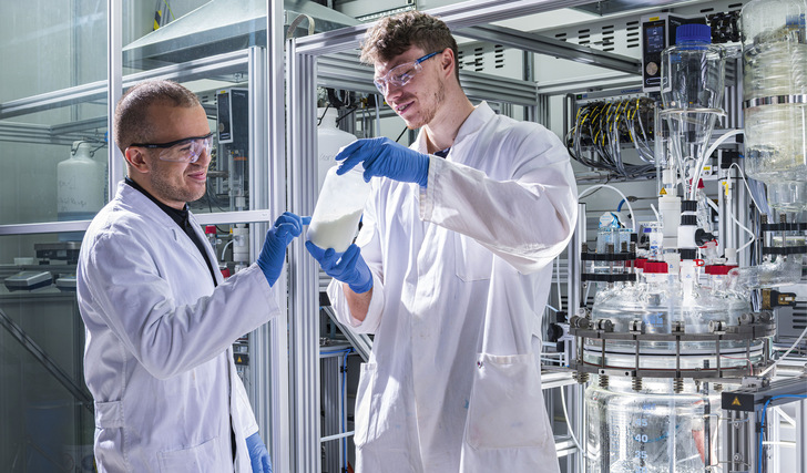 Für Sebastian Bücheles (rechts) sind Batterien sein Universum. Mit dem Chemiker Tom Bötticher hat er nun das eigene Start-up Litona gegründet.