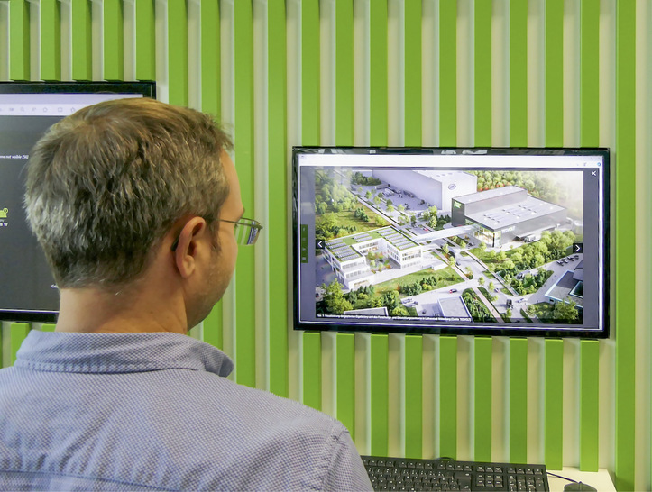  ﻿Immer groß denken: Tesvolt-Chef Daniel Hannemann vor einer Visualisierung des neuen Batteriewerks in Wittenberg.