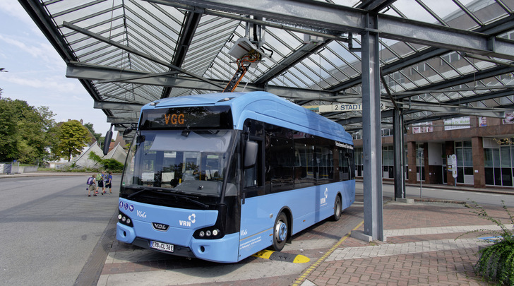 Wenn der Bus in Bensheim am Bahnhof ankommt, lädt er so viel Strom nach, wie er für die nächste Runde benötigt.