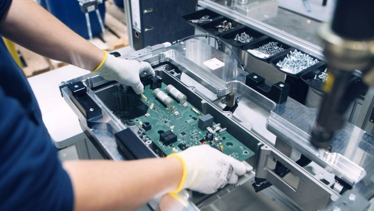  Die Fertigung der Wall-Speichersysteme von Varta stützt sich auf regionale Zulieferer.