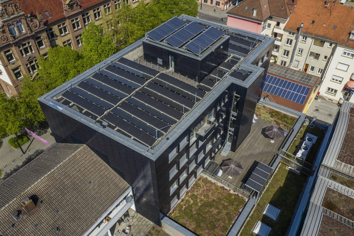  Das neue Faktenblatt zeigt, wie Photovoltaik auf Mehrparteienhäusern und gemeinschaftlich genutzten Gewerbegebäuden umgesetzt wird.