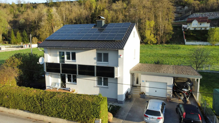 Die Module auf dem Einfamilienhaus haben zu viel Überschussstrom geliefert. Diesen für die Wärme zu nutzen, macht das ganze System wirtschaftlicher.