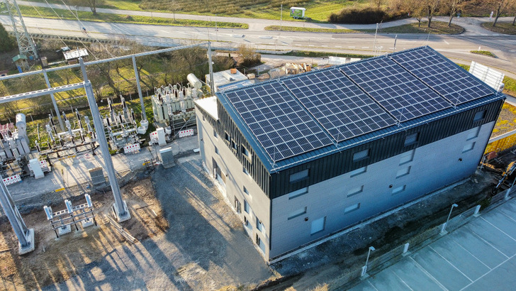 Umspannwerk Lauffen der Netzgesellschaft Heilbronn-Franken. Dort wurden von der Firma Wirsol 75 Kilowatt Solarkraft auf dem Dach installiert.