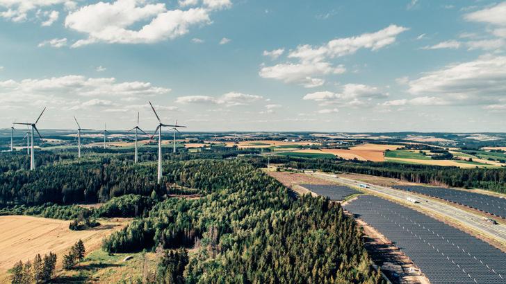 Ein Hybridkraftwerk aus Photovoltaik und Windkraft von Baywa r.e.