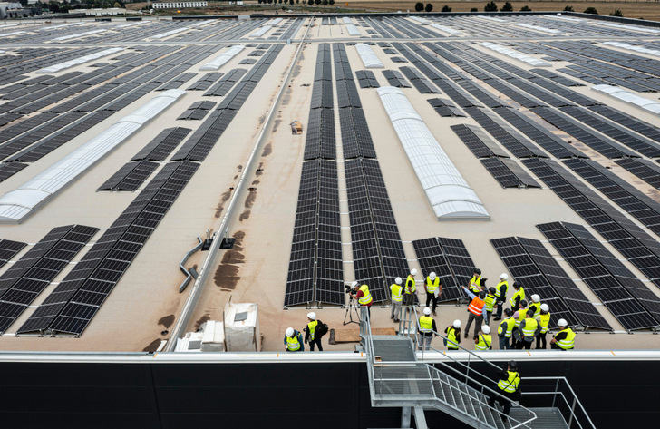 Das neue Daimler Truck Global Parts Center in Halberstadt nimmt Formen an.