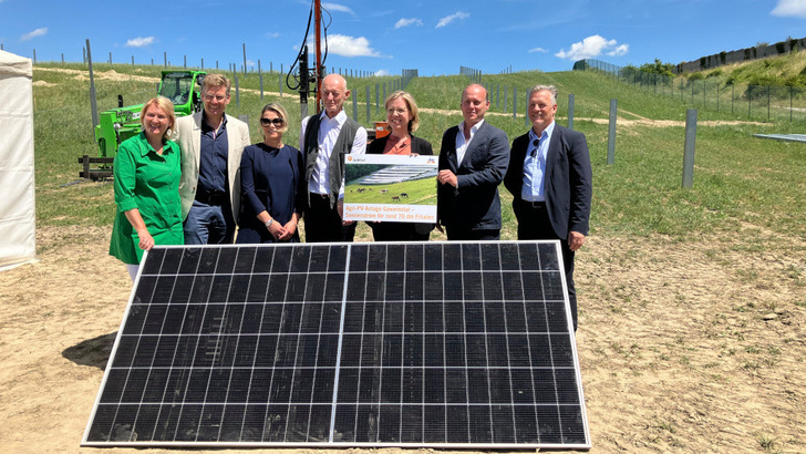 Zum Baustart der neuen Agri-PV-Anlage in Gaweinstal ist Österreichs Klimaministerin Leonore Gewessler (3.v.r.) aus Wien angereist. Mit dabei waren auch die niederösterreichische Landtagsabgeordnete Helga Krismer, Thomas Köck. Geschäftsführer von DM Österreich, Daniela Strasser, Leiterin Immobilienmanagement bei DM Österreich, Johannes Berthold, Bürgermeister von Gaweinstal, Georg Waldner, CEO von Imwind und Stefan Spork von Goldbeck Solar (v.l.n.r.).