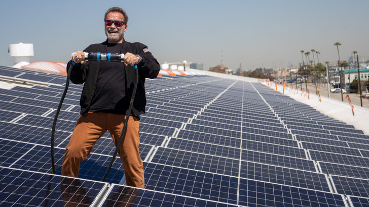 April 2023: Arnold Schwarzenegger weit ein großes Solardach auf dem Forschungszentrum Alta Sea in Los Angeles ein.