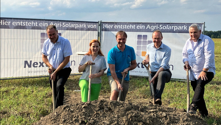 Der Spaten ist gestochen: Per Wiesner, Bürgermeister Neißeaue, Franziska Schubert, Fraktionsvorsitzende der Grünen im Sächsischen Landtag, Sascha Krause-Tünker, Vorstand von Next2Sun, Wolfram Günther, Sächsischer Staatsminister für Energie, Klimaschutz, Umwelt und Landwirtschaft und Hans-Joachim Mautschke, Inhaber Gut Krauscha (v.l.n.r.), haben symbolisch den Bau der Agri-PV-Anlage gestartet.