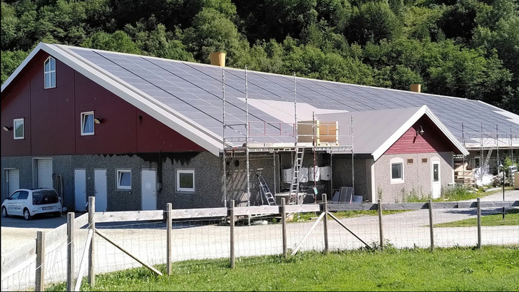 Landwirte haben große Dächer. Wenn die Traglastreserve nicht ausreicht, können auch Leichtbaumodule zum eigenen Solarstrom verhelfen.