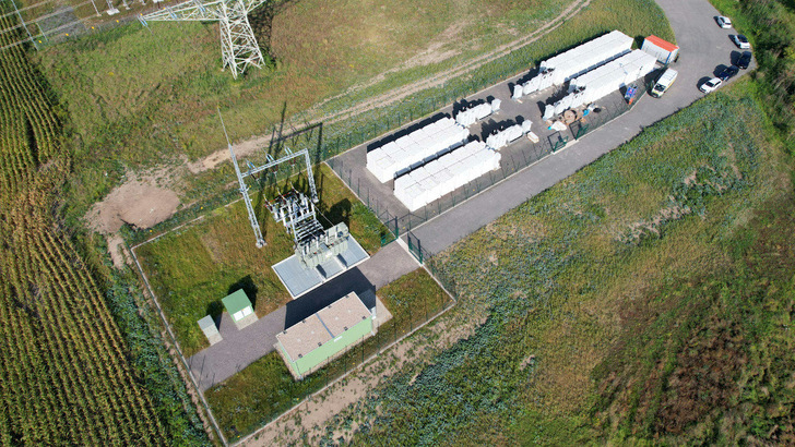 Speichercontainer werden Standard bei großen Solarprojekten, hier an einer Anlage von N-Ergie.