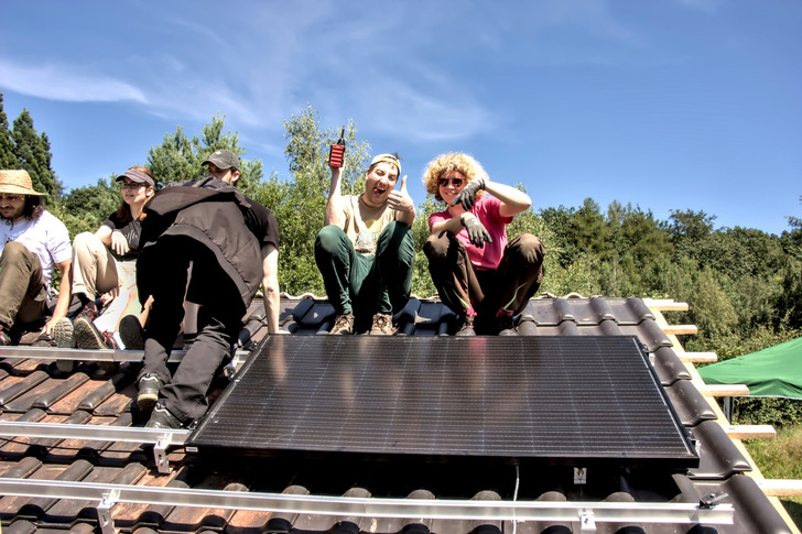 Mit Spaß auf dem Dach beim Solarcamp in Kassel.