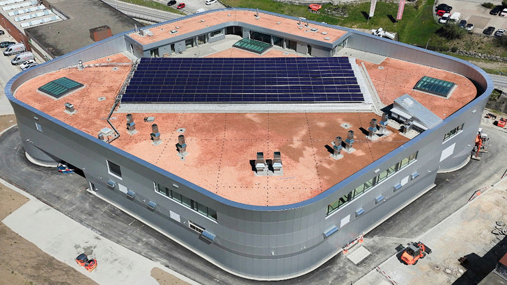 240 PVT-Kollektoren wurden auf dem Firmendach installiert.