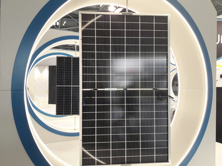 Die Zukunft des Modulmarktes ist wie ein Blick in die Röhre, hier bei 3Sun zur Intersolar in München.