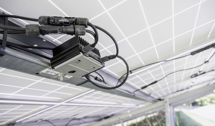 Installation von Leistungs­optimierern im Solarfeld.