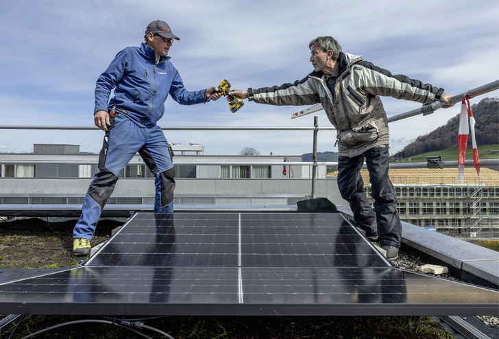 Die Energiewendegenossenschaft E-Wende setzt sich dafür ein, dass jeder Hauseigentümer mit Eigenleistung günstig eine Solaranlage bauen kann. - © Foto: Tamedia, Schweizer Solarpreis 2023