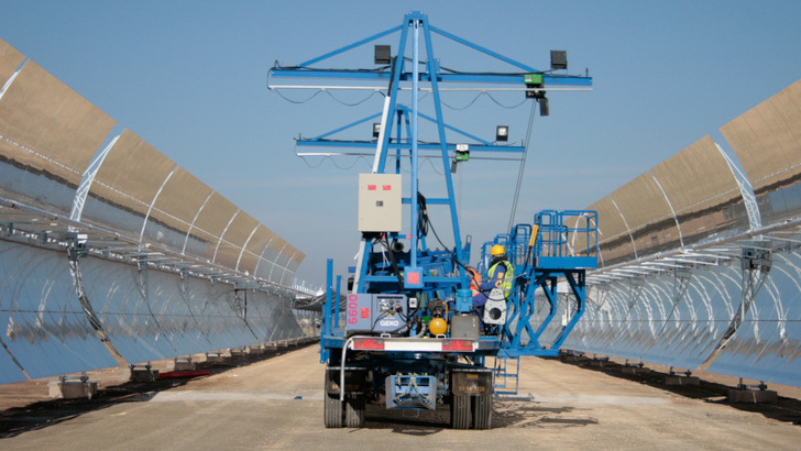 Das Solarkraftwerk Lebrija in Südspanien wurde von Siemens gebaut. Rund 60 Kilometer Parabolspiegel leisten zusammen 50 Megawatt.