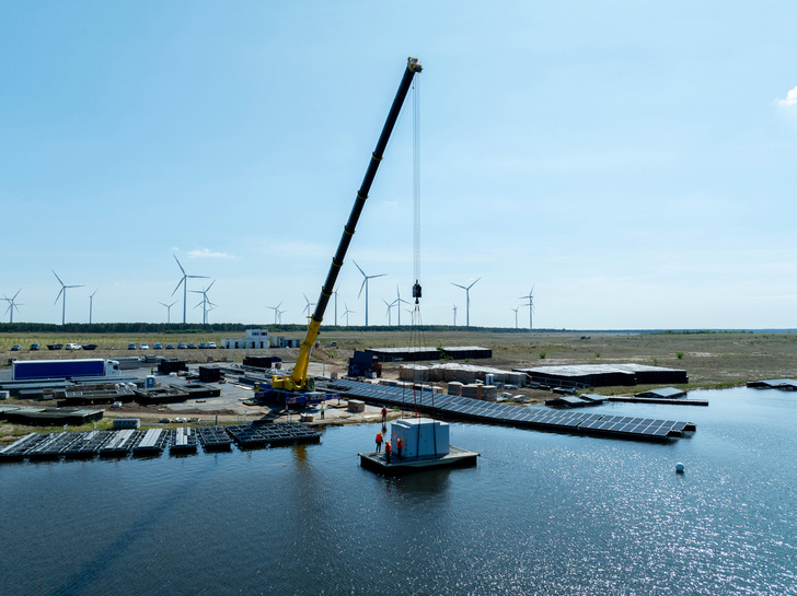 Acht Trafostationen schließen die Anlage ans Netz an.