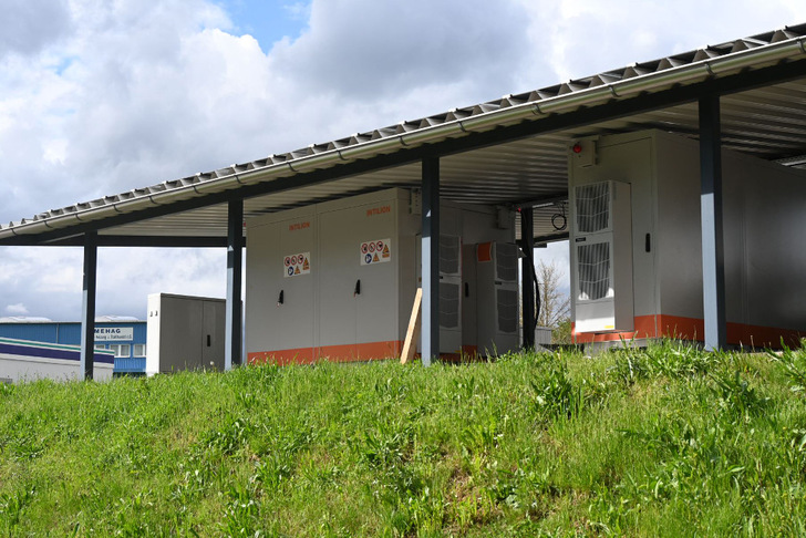 Hersteller Intilion kombiniert die Ladesäulen mit Stromspeichern, um die geforderte Leistung am Netzanschlusspunkt zu begrenzen.