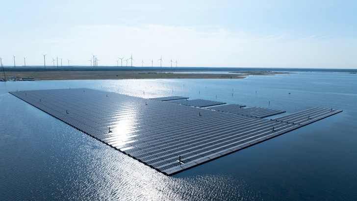 Auf dem Cottbuser Ostsee entsteht derzeit eine Anlage mit 29 Megawatt Leistung.