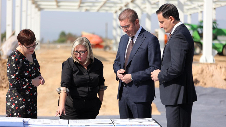 Der Bau hat begonnen. Zum Spatenstich kamen sogar Premierminister Hristijan Mickoski (3.v.l.) und Finanzministerin Gordana Dimitrieska – Kocoska (links).