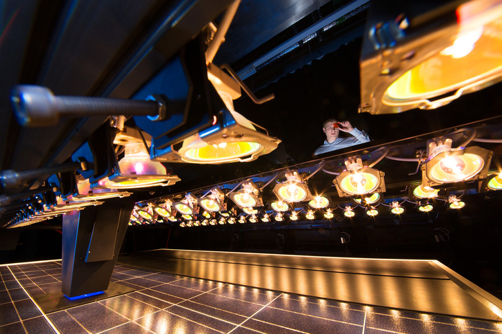 Im Labor von TÜV Rheinland in Köln wird die Stromerzeugung von Solarzellen in Abhängigkeit der jeweiligen Wellenlängen gemessen.