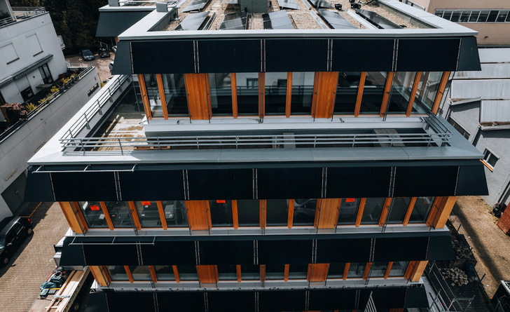 Die ansprechende Fassade liefert sauberen Strom und Wärme zugleich.