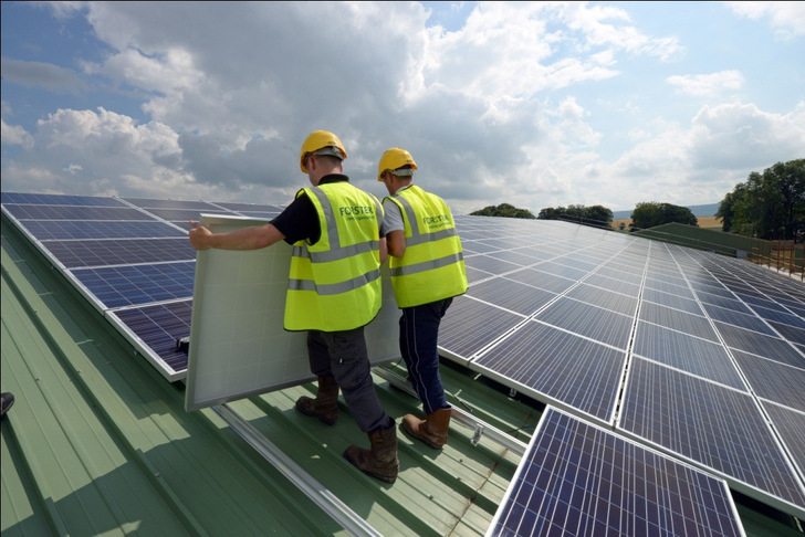 Auch Klempner sollen in Zukunft in der Lage sein, Solaranlagen zu installieren – vor allem auf Blechdächern.