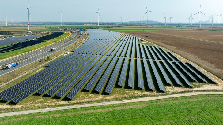 Der Solarpark wurde südlich der Autobahn A 44 auf errichtet.