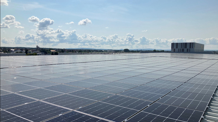 Die Anlage auf dem Logistikzentrum im sächsischen Berbersdorf ist schon fertig.