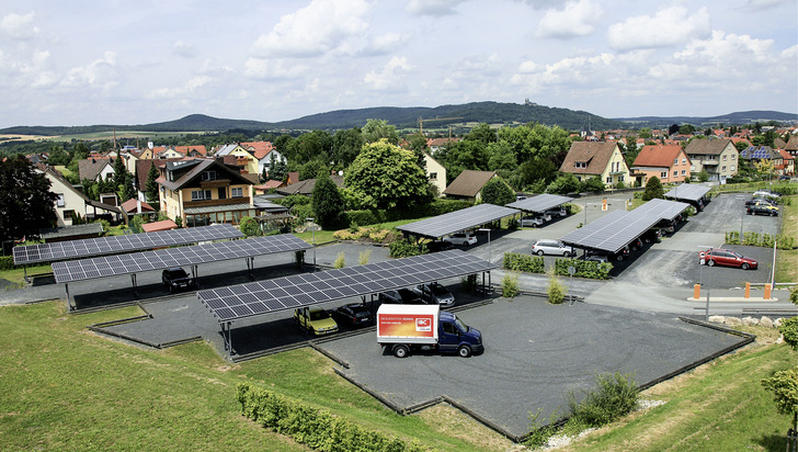 Mit der solaren Überdachung von Parkplätzen gelingt der Photovoltaik­zubau ohne zusätzliche Versiegelung von Flächen. - © Foto: IBC Solar